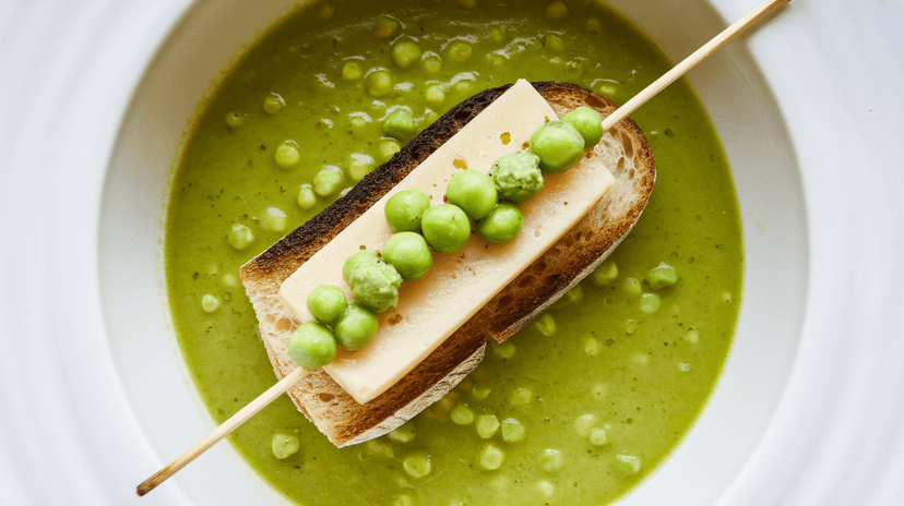 Soupe de petits pois, brochette au reblochon - recette Soupe Facile